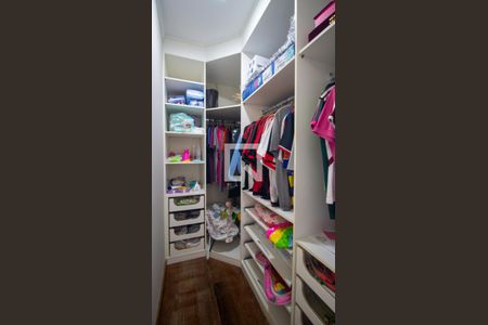 Casa de condomínio à venda com 289m², 5 quartos e 3 vagas Casa de condomínio à venda com 289m², 5 quartos e 3 vagasCloset da Suíte 4