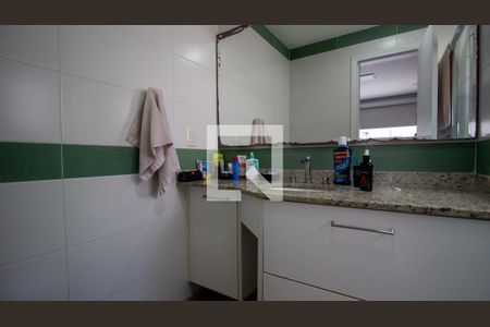 Casa de condomínio à venda com 289m², 5 quartos e 3 vagas Casa de condomínio à venda com 289m², 5 quartos e 3 vagasBanheiro da Suíte 2