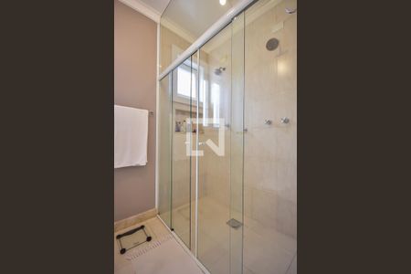 Casa à venda com 589m², 4 quartos e 6 vagas Casa à venda com 589m², 4 quartos e 6 vagasBanheiro Suíte 2