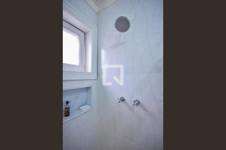 Casa à venda com 589m², 4 quartos e 6 vagas Casa à venda com 589m², 4 quartos e 6 vagasChuveiro do Banheiro da Suíte 1