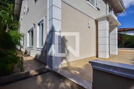 Casa à venda com 589m², 4 quartos e 6 vagas Casa à venda com 589m², 4 quartos e 6 vagasCorredor