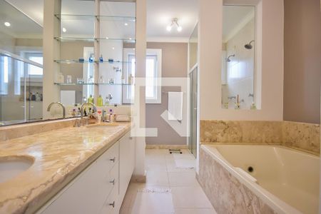 Casa à venda com 589m², 4 quartos e 6 vagas Casa à venda com 589m², 4 quartos e 6 vagasBanheiro Suíte 2