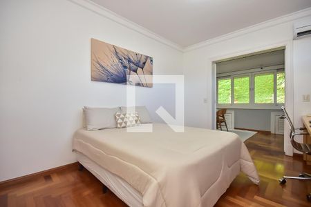 Casa à venda com 589m², 4 quartos e 6 vagas Casa à venda com 589m², 4 quartos e 6 vagasQuarto 2