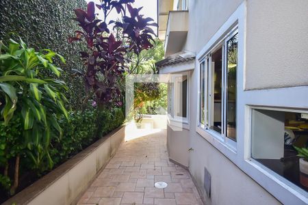 Casa à venda com 589m², 4 quartos e 6 vagas Casa à venda com 589m², 4 quartos e 6 vagasLateral