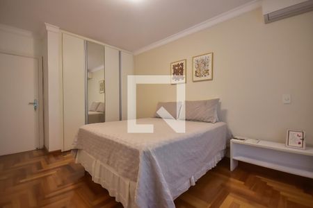 Casa à venda com 589m², 4 quartos e 6 vagas Casa à venda com 589m², 4 quartos e 6 vagasQuarto 1