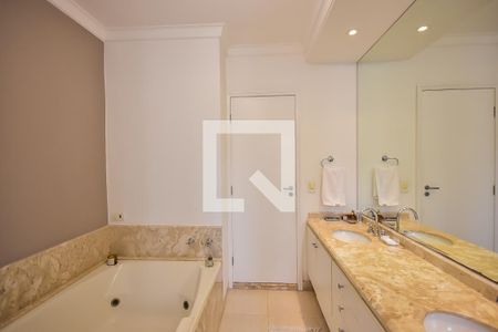 Casa à venda com 589m², 4 quartos e 6 vagas Casa à venda com 589m², 4 quartos e 6 vagasBanheiro Suíte 2