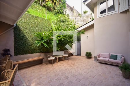 Casa à venda com 589m², 4 quartos e 6 vagas Casa à venda com 589m², 4 quartos e 6 vagasQuintal