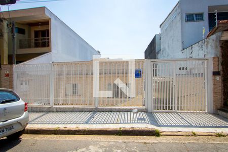 Casa à venda com 250m², 3 quartos e 3 vagas Casa à venda com 250m², 3 quartos e 3 vagasFachada