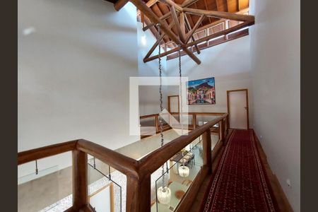 Casa à venda com 349m², 5 quartos e 4 vagasCorredor para os quartos