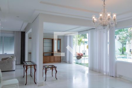 Casa à venda com 436m², 4 quartos e 6 vagasSala