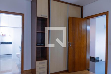 Casa à venda com 436m², 4 quartos e 6 vagasQuarto 2