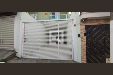 Casa à venda com 117m², 3 quartos e 2 vagas Casa à venda com 117m², 3 quartos e 2 vagasFachada