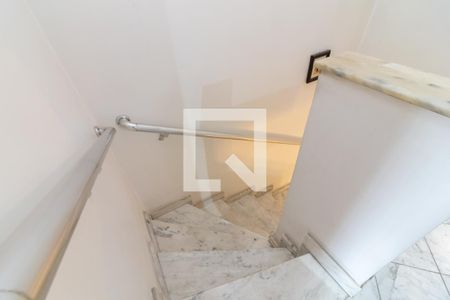 Casa à venda com 210m², 2 quartos e 3 vagasCorredor dos Quartos - Escada
