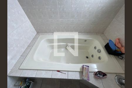 Casa de condomínio para alugar com 454m², 5 quartos e 6 vagas Casa de condomínio para alugar com 454m², 5 quartos e 6 vagasBanheiro da Suíte master