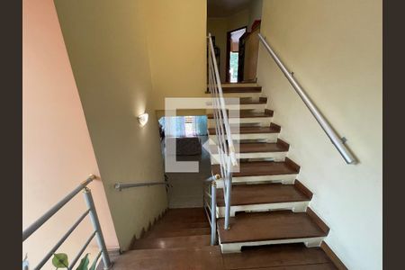 Casa de condomínio para alugar com 454m², 5 quartos e 6 vagas Casa de condomínio para alugar com 454m², 5 quartos e 6 vagasEscadas