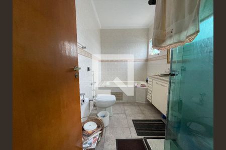 Casa de condomínio para alugar com 454m², 5 quartos e 6 vagas Casa de condomínio para alugar com 454m², 5 quartos e 6 vagasBanheiro da Suíte master