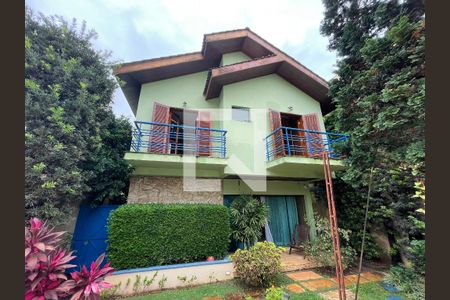 Casa de condomínio para alugar com 454m², 5 quartos e 6 vagas Casa de condomínio para alugar com 454m², 5 quartos e 6 vagasFachada/Atras