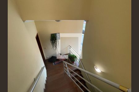 Casa de condomínio para alugar com 454m², 5 quartos e 6 vagas Casa de condomínio para alugar com 454m², 5 quartos e 6 vagasEscadas