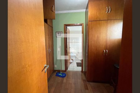 Casa de condomínio para alugar com 454m², 5 quartos e 6 vagas Casa de condomínio para alugar com 454m², 5 quartos e 6 vagasCloset