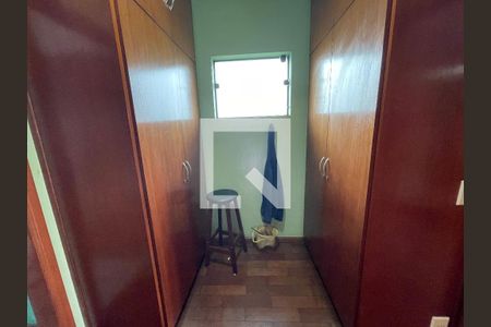 Casa de condomínio para alugar com 454m², 5 quartos e 6 vagas Casa de condomínio para alugar com 454m², 5 quartos e 6 vagasCloset