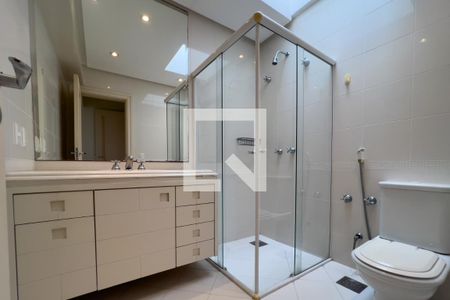 Casa à venda com 380m², 4 quartos e 6 vagas Casa à venda com 380m², 4 quartos e 6 vagasBanheiro do quarto 3