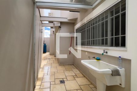 Casa à venda com 380m², 4 quartos e 6 vagas Casa à venda com 380m², 4 quartos e 6 vagasÁrea de serviço