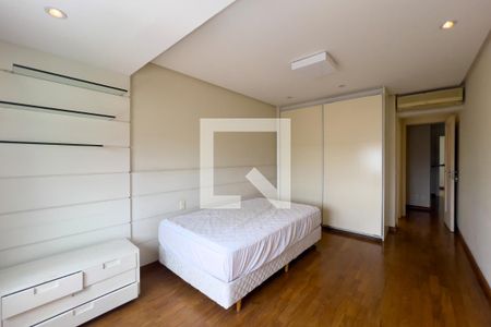 Casa à venda com 380m², 4 quartos e 6 vagas Casa à venda com 380m², 4 quartos e 6 vagasQuarto 3