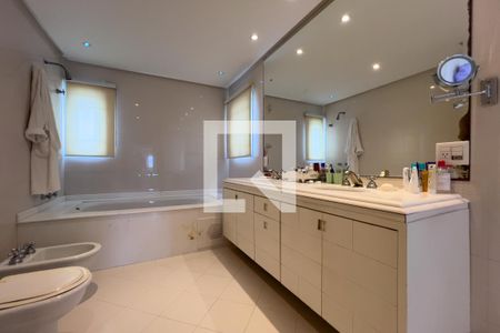 Casa à venda com 380m², 4 quartos e 6 vagas Casa à venda com 380m², 4 quartos e 6 vagasBanheiro do quarto 1