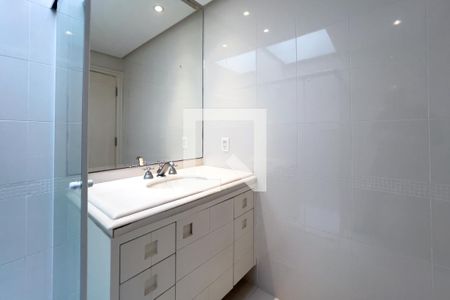 Casa à venda com 380m², 4 quartos e 6 vagas Casa à venda com 380m², 4 quartos e 6 vagasBanheiro do quarto 2