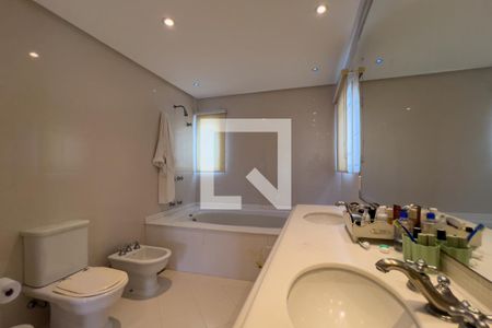 Casa à venda com 380m², 4 quartos e 6 vagas Casa à venda com 380m², 4 quartos e 6 vagasBanheiro do quarto 1