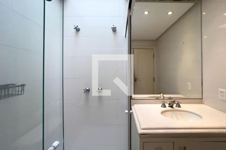 Casa à venda com 380m², 4 quartos e 6 vagas Casa à venda com 380m², 4 quartos e 6 vagasBanheiro do quarto 2