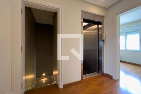 Casa à venda com 380m², 4 quartos e 6 vagas Casa à venda com 380m², 4 quartos e 6 vagasHall