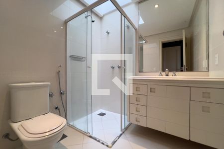 Casa à venda com 380m², 4 quartos e 6 vagas Casa à venda com 380m², 4 quartos e 6 vagasBanheiro do quarto 2