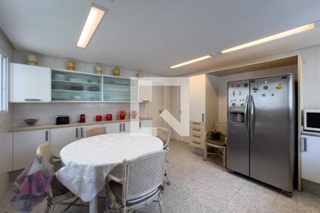 Casa à venda com 380m², 4 quartos e 6 vagas Casa à venda com 380m², 4 quartos e 6 vagasCozinha