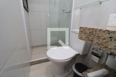 Banheiro de casa para alugar com 1 quarto, 45m² em Jardim Guanabara, Rio de Janeiro
