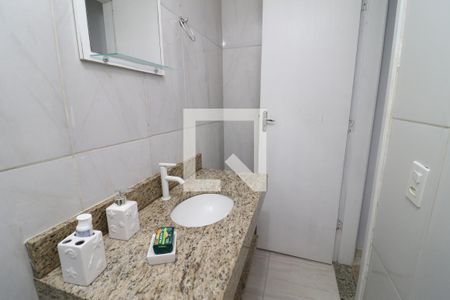 Banheiro de casa para alugar com 1 quarto, 45m² em Jardim Guanabara, Rio de Janeiro