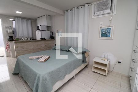Quarto/Sala de casa para alugar com 1 quarto, 45m² em Jardim Guanabara, Rio de Janeiro
