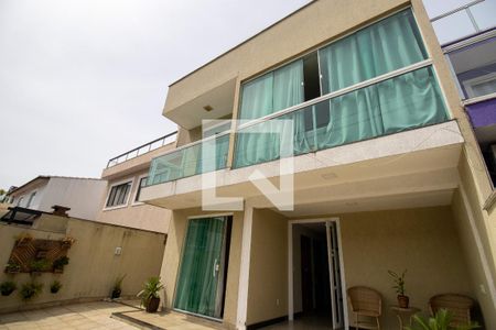 Casa de condomínio à venda com 280m², 4 quartos e 2 vagas Casa de condomínio à venda com 280m², 4 quartos e 2 vagasFachada