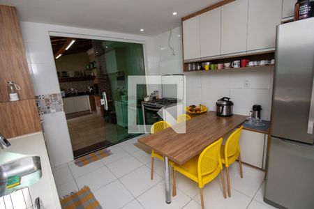 Casa de condomínio à venda com 280m², 4 quartos e 2 vagas Casa de condomínio à venda com 280m², 4 quartos e 2 vagasCozinha