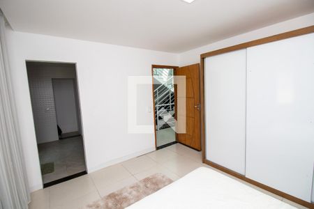 Casa de condomínio à venda com 280m², 4 quartos e 2 vagas Casa de condomínio à venda com 280m², 4 quartos e 2 vagasQuarto 4