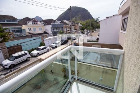 Casa de condomínio à venda com 280m², 4 quartos e 2 vagas Casa de condomínio à venda com 280m², 4 quartos e 2 vagasSacada