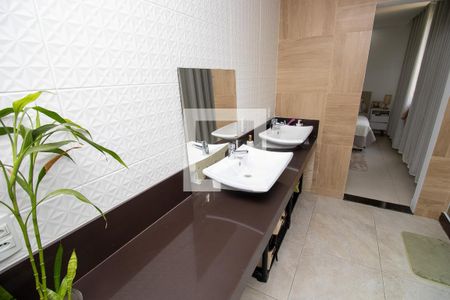 Casa de condomínio à venda com 280m², 4 quartos e 2 vagas Casa de condomínio à venda com 280m², 4 quartos e 2 vagasBanheiro quarto 4