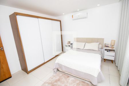 Casa de condomínio à venda com 280m², 4 quartos e 2 vagas Casa de condomínio à venda com 280m², 4 quartos e 2 vagasQuarto 4