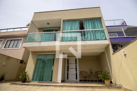 Casa de condomínio à venda com 280m², 4 quartos e 2 vagas Casa de condomínio à venda com 280m², 4 quartos e 2 vagasFachada