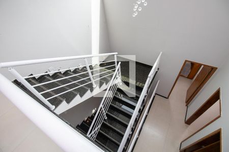 Casa de condomínio à venda com 280m², 4 quartos e 2 vagas Casa de condomínio à venda com 280m², 4 quartos e 2 vagasEscada