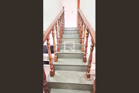 Casa à venda com 200m², 3 quartos e 2 vagas Casa à venda com 200m², 3 quartos e 2 vagasEscada