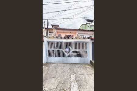 Casa à venda com 200m², 3 quartos e 2 vagas Casa à venda com 200m², 3 quartos e 2 vagasFachada