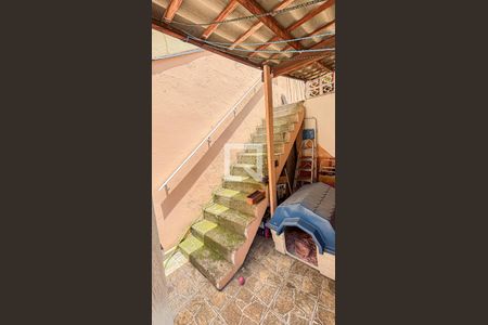 Casa à venda com 200m², 3 quartos e 2 vagas Casa à venda com 200m², 3 quartos e 2 vagasQuintal - Escada