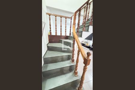 Casa à venda com 200m², 3 quartos e 2 vagas Casa à venda com 200m², 3 quartos e 2 vagasEscada