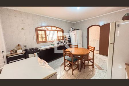 Casa à venda com 200m², 3 quartos e 2 vagas Casa à venda com 200m², 3 quartos e 2 vagasCozinha